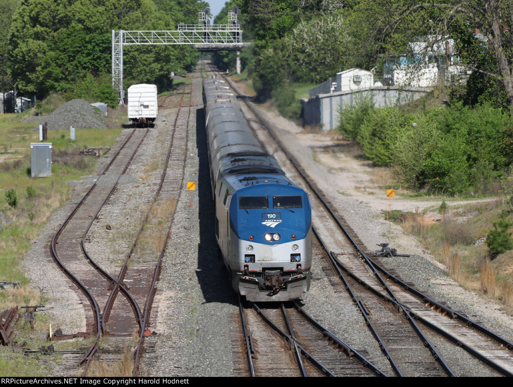 AMTK 190 leads train P092-21 at Boylan